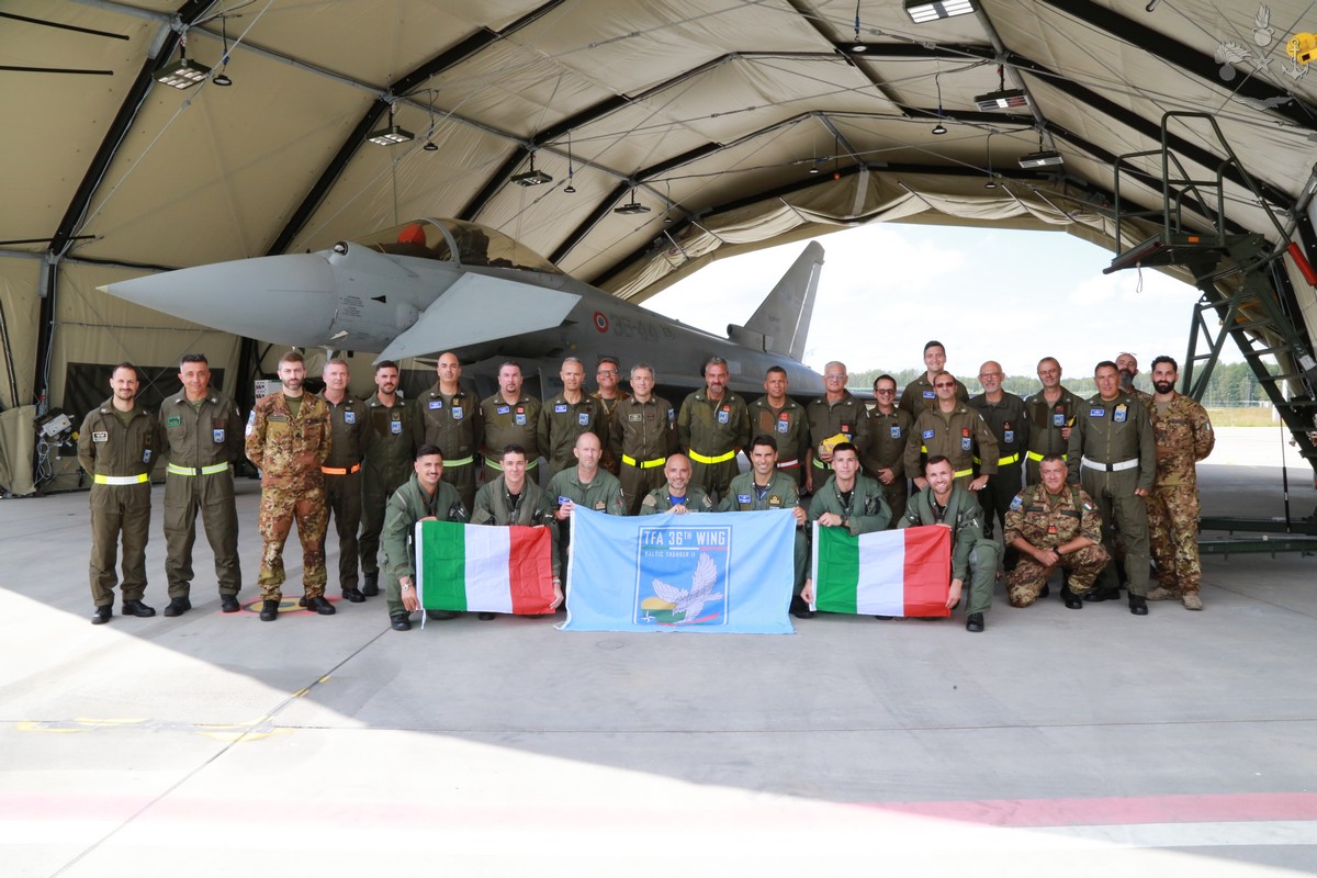 Eurofighter e personale dell’Aeronautica militare italiana a Šiauliai