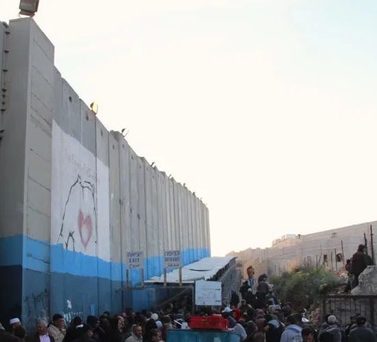 Palestinesi a un posto di controllo in Cisgiordania