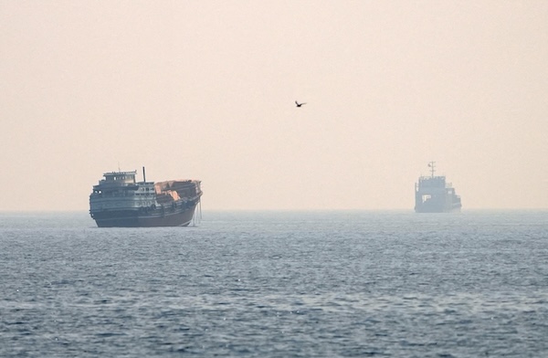 Navi mercantili attraversano lo Stretto di Hormuz al largo di Musandam