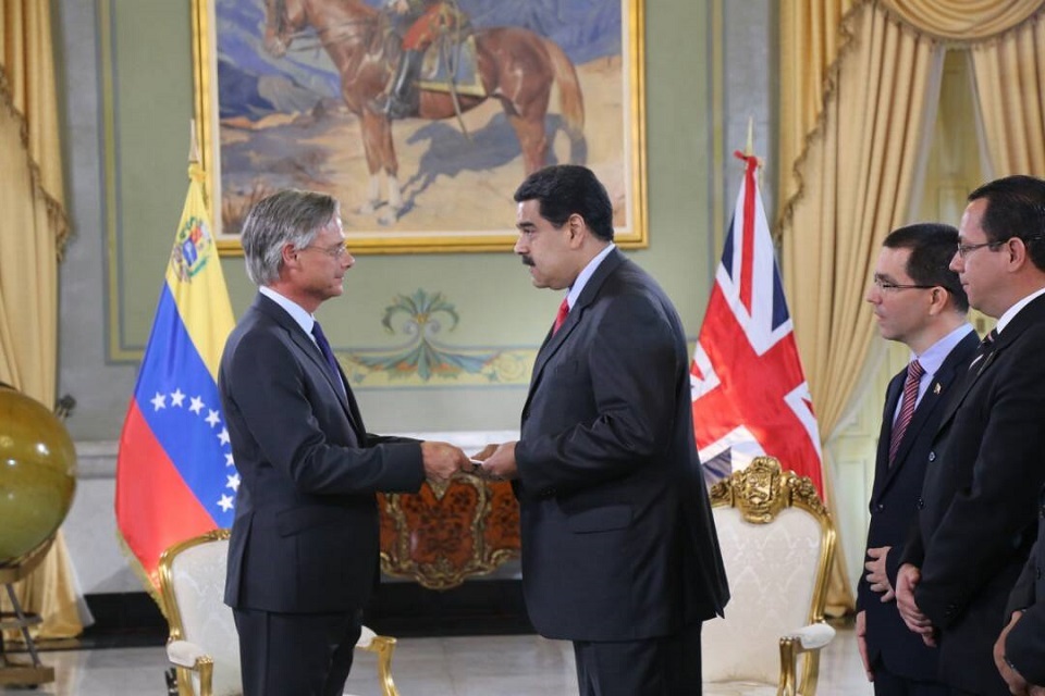 Cerimonia diplomatica tra rappresentanti britannici e venezuelani a Caracas