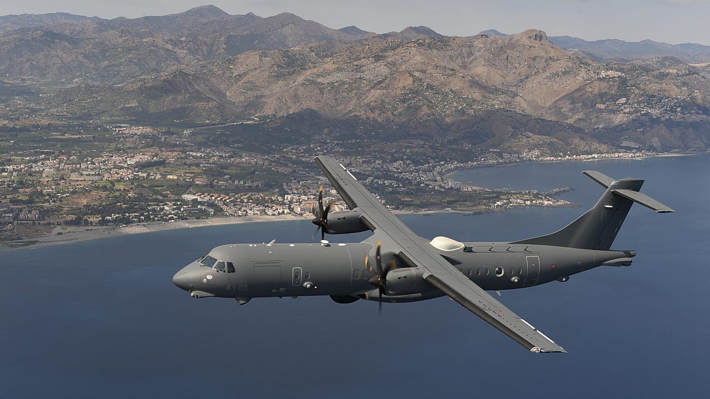 Velivolo da pattugliamento marittimo P-72A dell’Aeronautica Militare italiana in volo