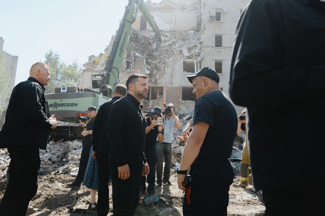 Volodymyr Zelensky sul luogo di un precedente attacco russo a Kiev