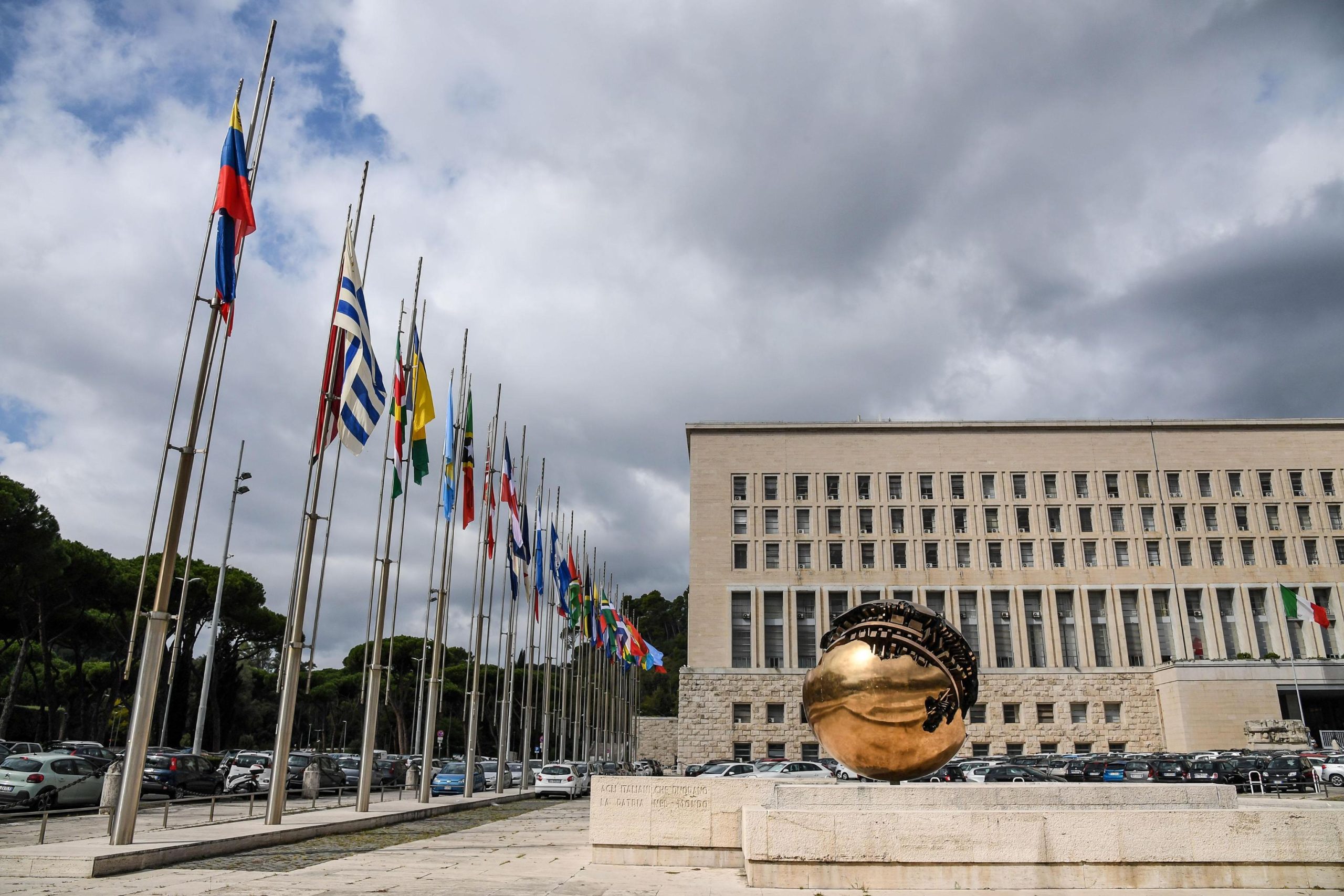 Bandiere davanti alla Farnesina a Roma