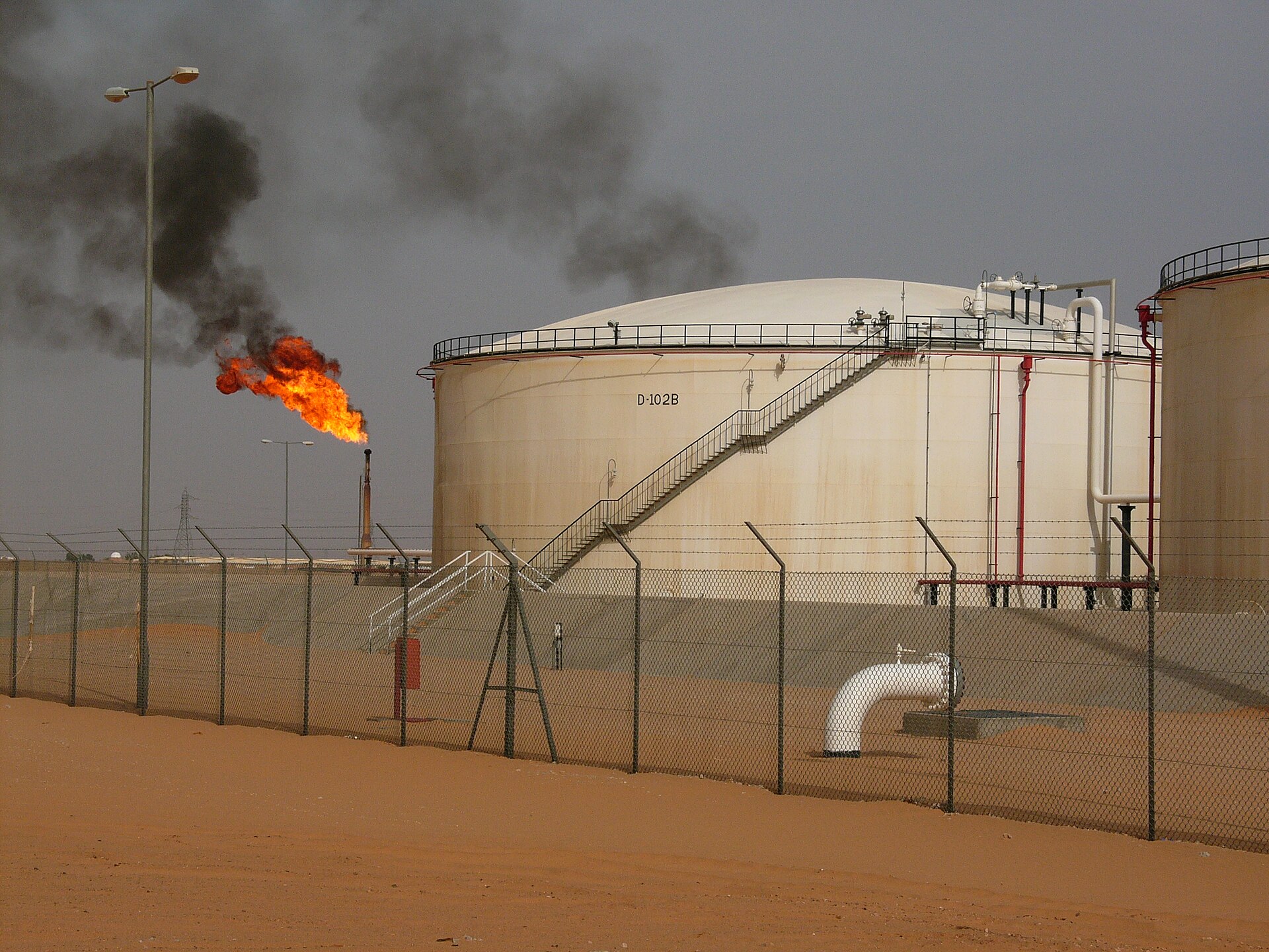 Serbatoi e impianti del giacimento petrolifero di Sharara in Libia, fotografia d’archivio