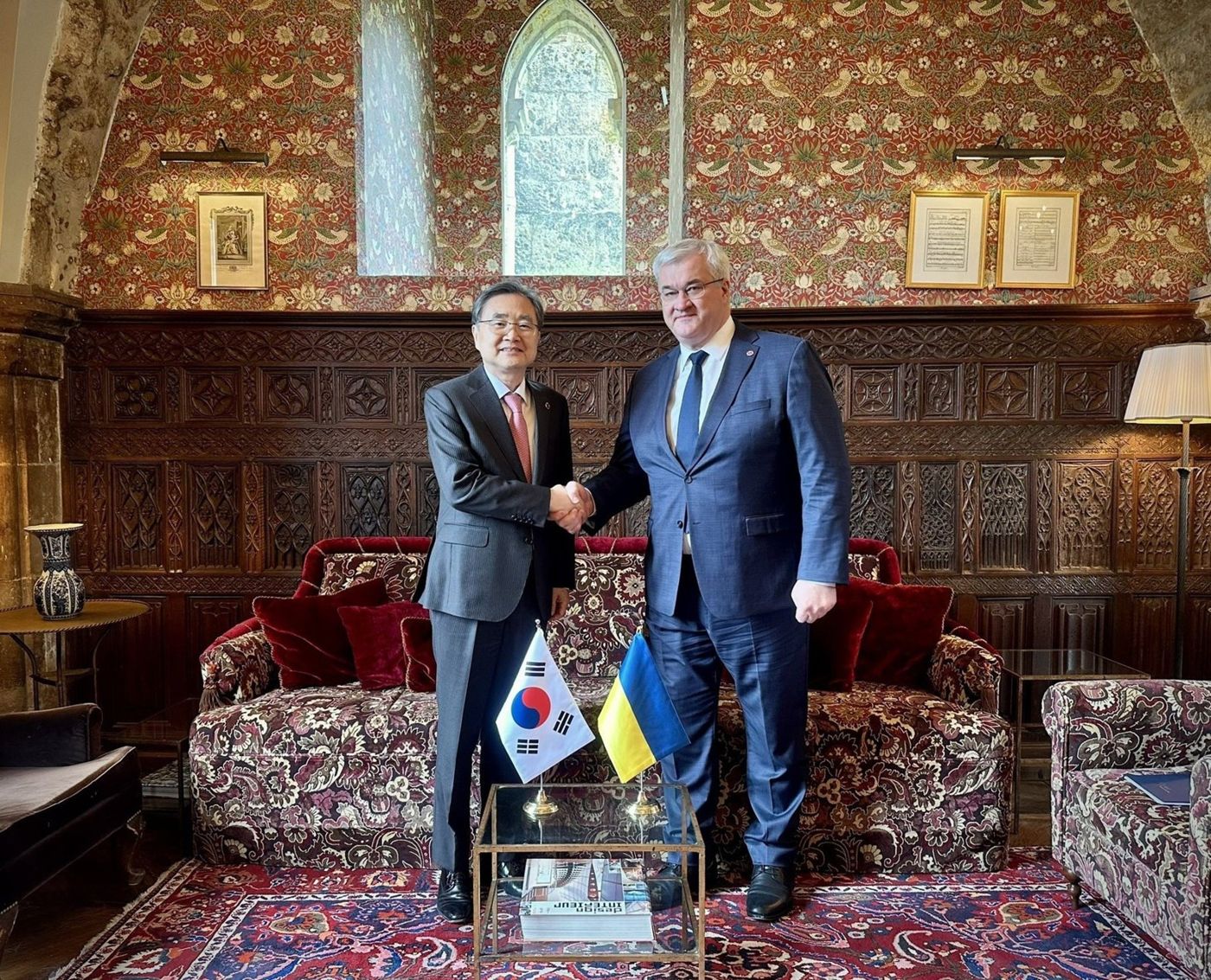 I ministri degli Esteri Cho Hyun e Andrii Sybiha durante un incontro diplomatico nel marzo 2026