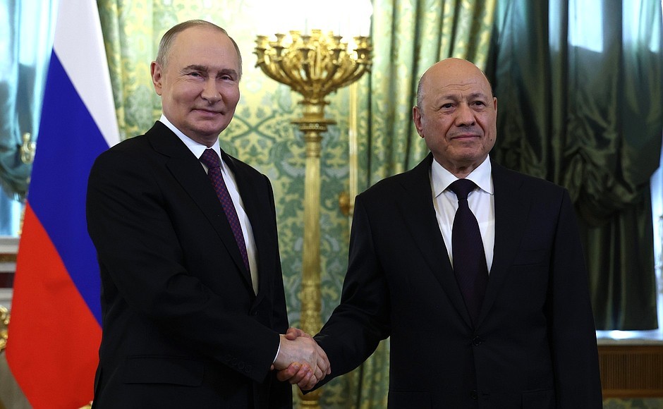 Rashad al-Alimi con Vladimir Putin a Mosca il 28 maggio 2025; foto di repertorio.