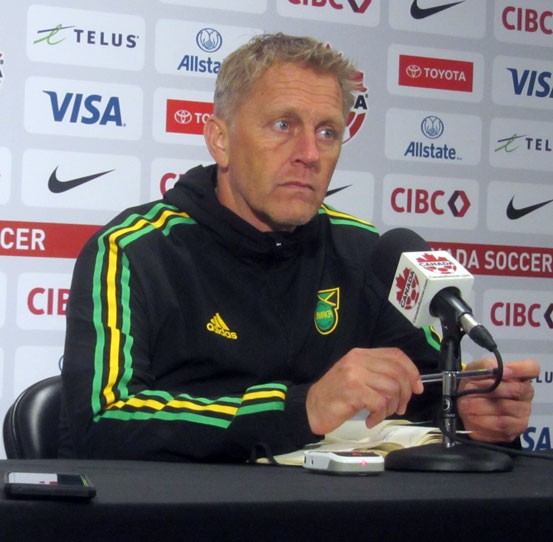 Heimir Hallgrímsson in conferenza stampa il 21 novembre 2023, quando allenava la Giamaica; foto di repertorio.