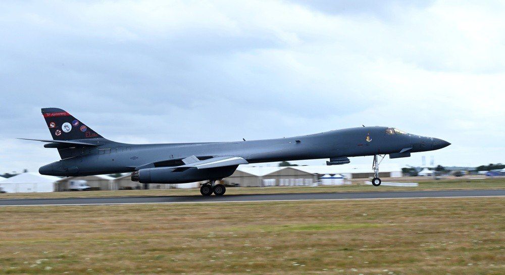 B-1B statunitense atterra a RAF Fairford, 15 luglio 2025; repertorio, non del rientro dell’ottobre 2026.