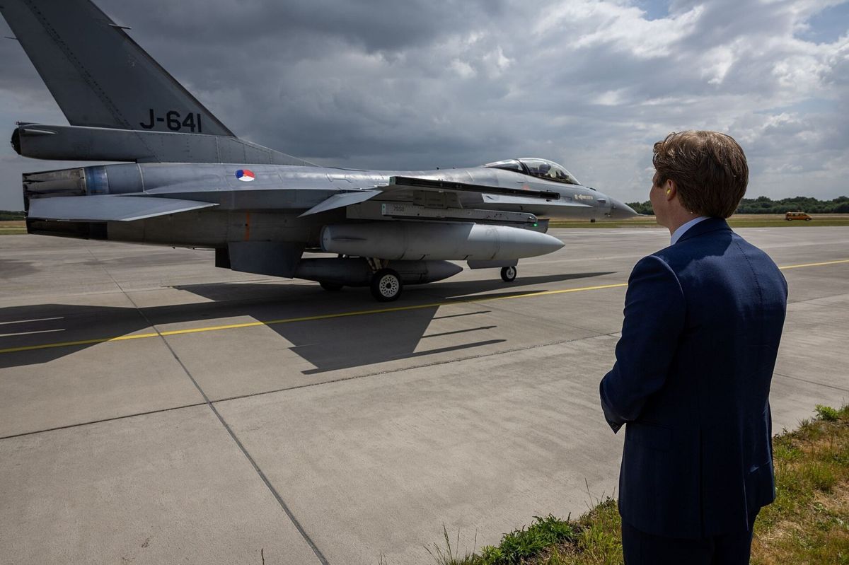 F-16 destinati all’Ucraina in partenza dai Paesi Bassi, 26 maggio 2025; repertorio, non una nuova consegna di ottobre.