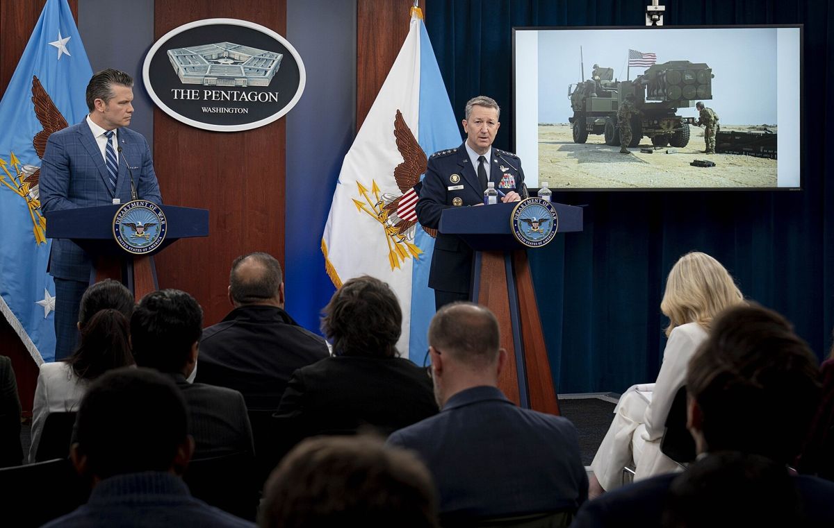Pete Hegseth e Dan Caine durante un briefing al Pentagono, 8 aprile 2026; repertorio, non dell’annuncio su Anthropic.