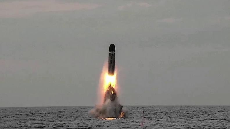 Missile M51.3 emerge dal mare durante il tiro di accettazione dal Le Vigilant