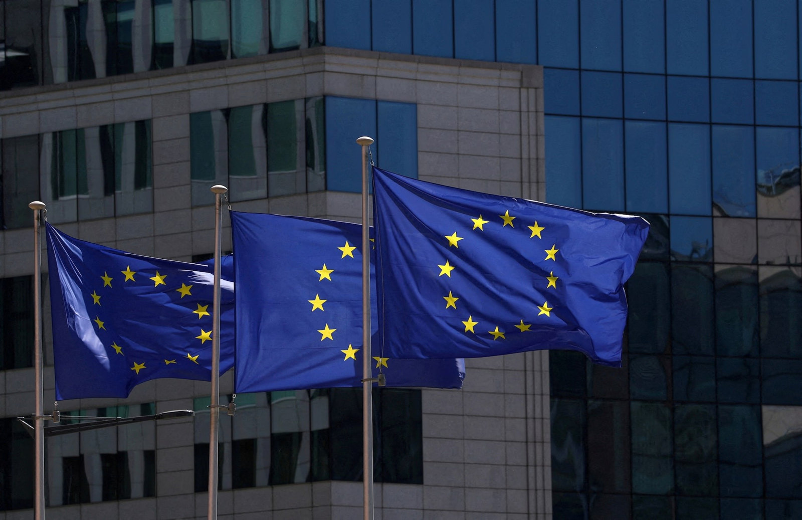 Bandiere UE davanti alla Commissione europea a Bruxelles il 29 aprile 2026