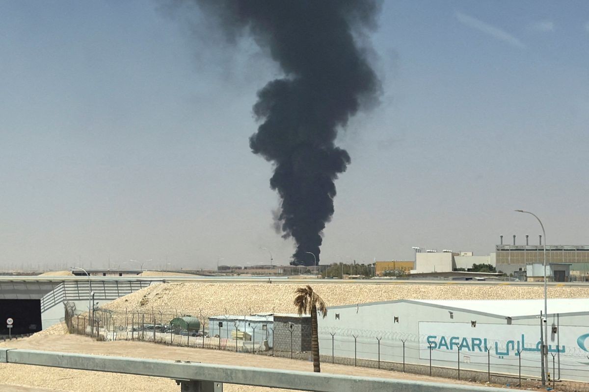 Fumo presso il deposito carburanti dell’aeroporto King Khalid a Riyadh il 19 settembre 2026