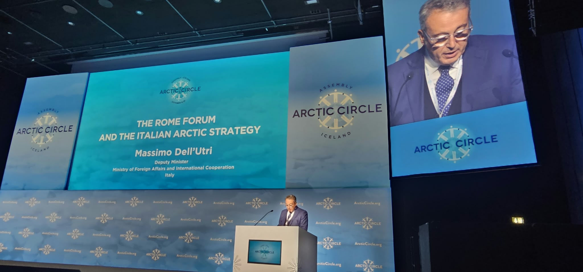 Massimo Dell’Utri interviene sul palco dell’Arctic Circle Assembly a Reykjavik