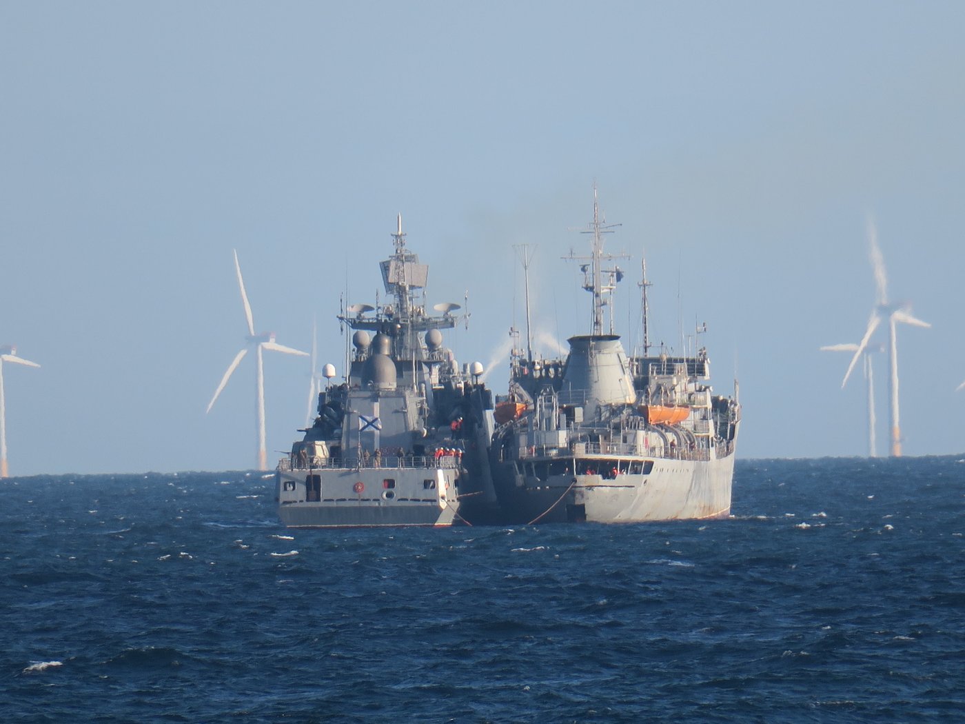La fregata russa Admiral Grigorovich affiancata alla nave di supporto PM-82