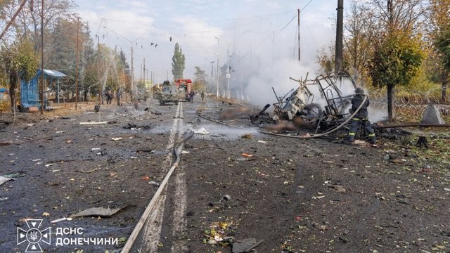 Soccorritori e mezzi dei vigili del fuoco presso il relitto di un autobus a Kramatorsk dopo l’attacco dell’8 ottobre 2026