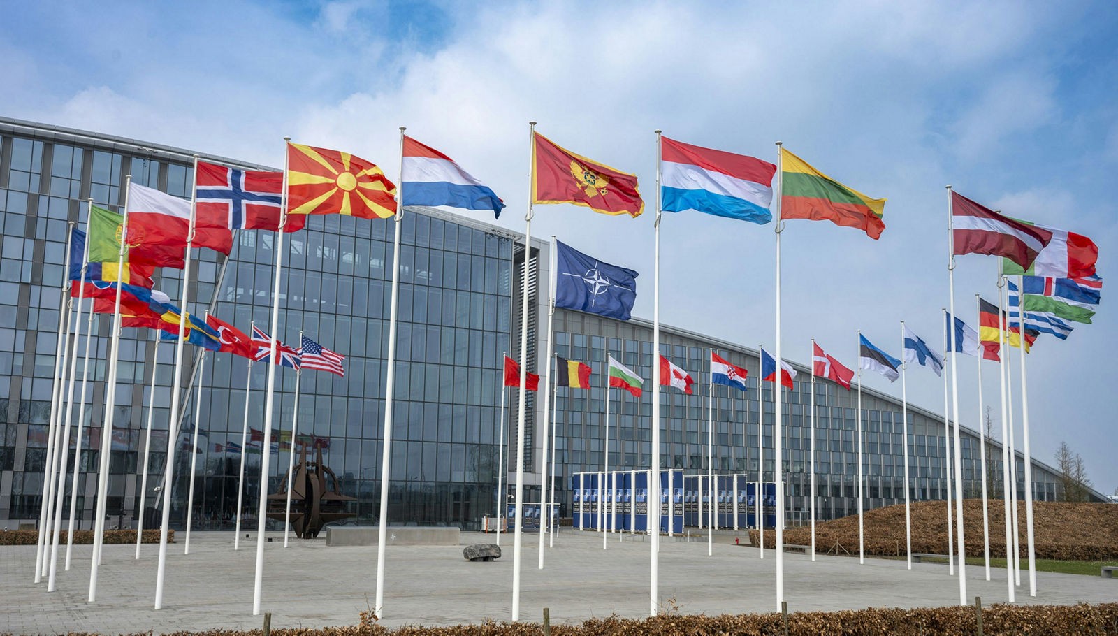 Bandiere dei Paesi alleati davanti al quartier generale della NATO a Bruxelles