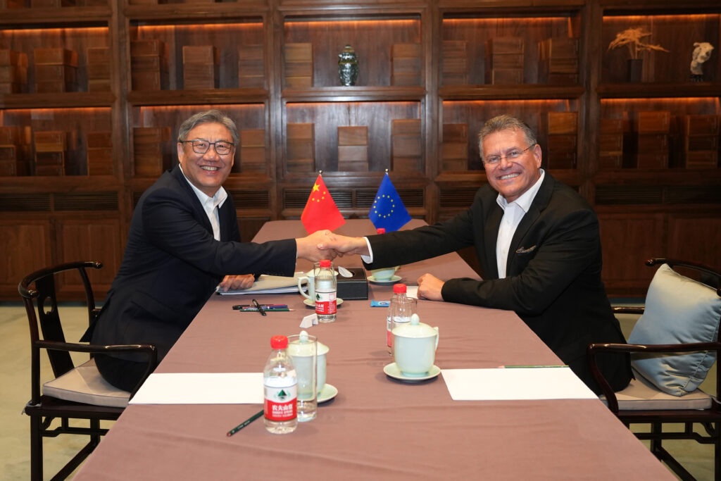Maroš Šefčovič e Wang Wentao durante l’incontro a Pechino dell’8 ottobre 2026