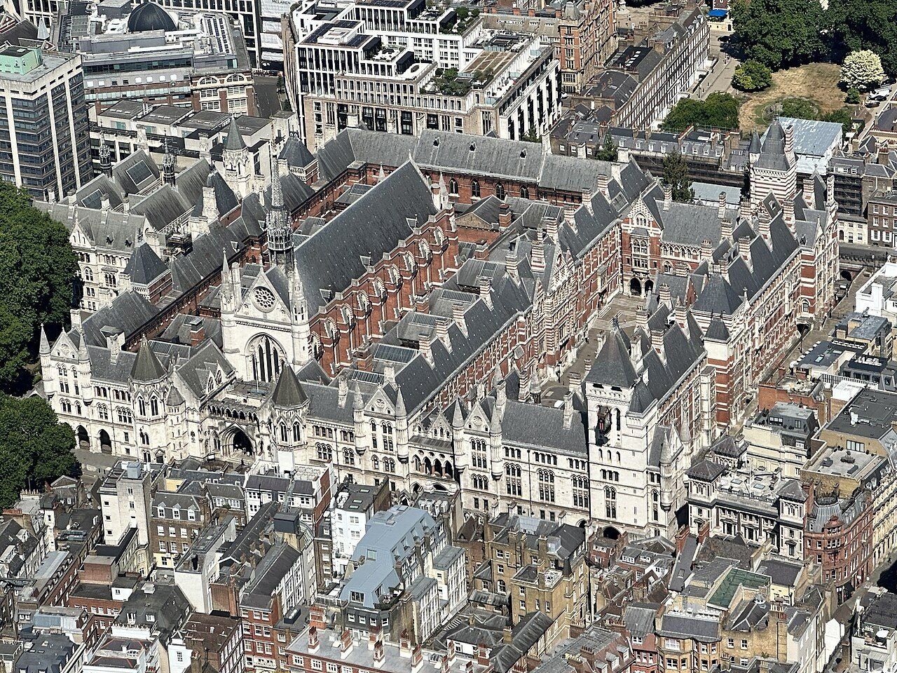 Royal Courts of Justice, Londra, 8 luglio 2026. Repertorio dell’istituzione giudiziaria; non raffigura Abramovich o una nuova udienza.