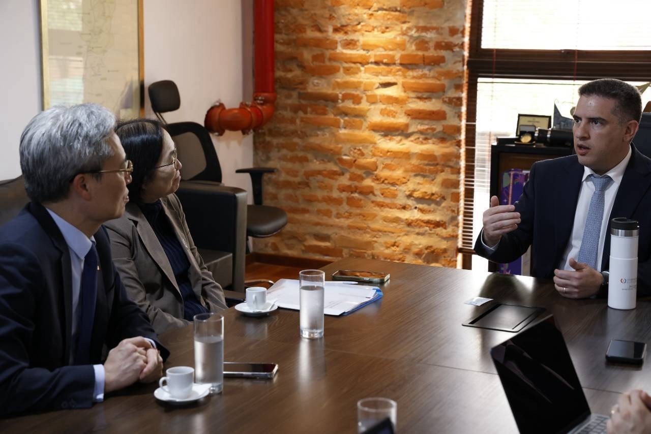 Gustavo Villate, a destra, incontra Isabel Hou e la delegazione taiwanese nella missione di settembre 2026. Foto di contesto, pubblicata dal MODA il 21 settembre; non raffigura le sanzioni del 12 ottobre.