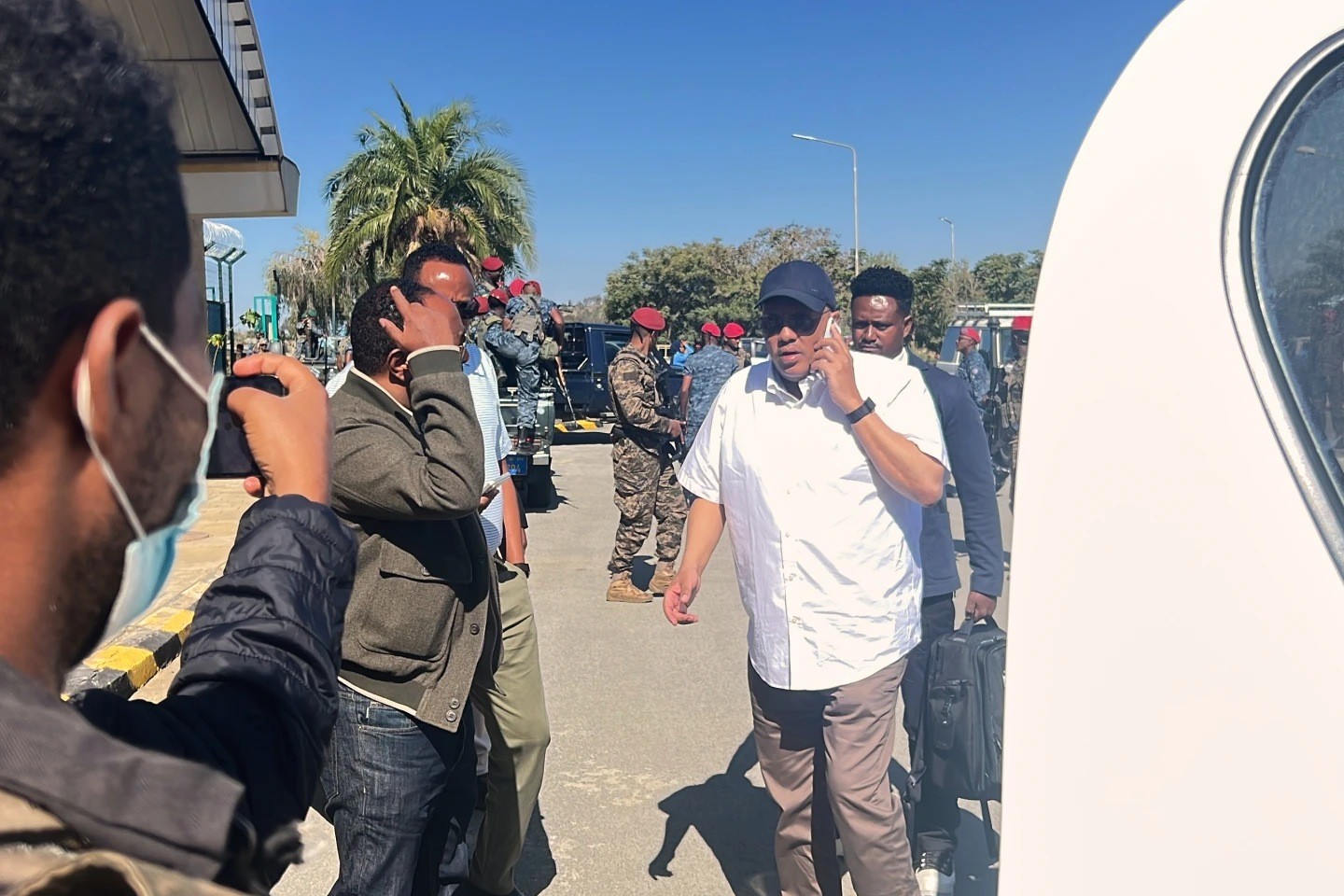 Getachew Reda all’aeroporto di Mekelle, 11 ottobre 2026. La fotografia non documenta le segnalate incursioni eritree.