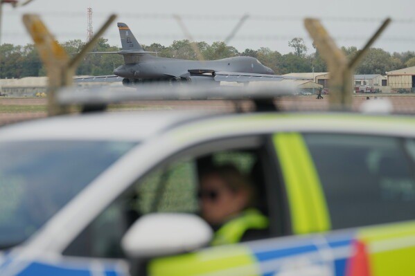 Un B-1 e un controllo di polizia vicino a RAF Fairford, 29 settembre 2026. Foto di contesto, non della dichiarazione parlamentare del 12 ottobre.