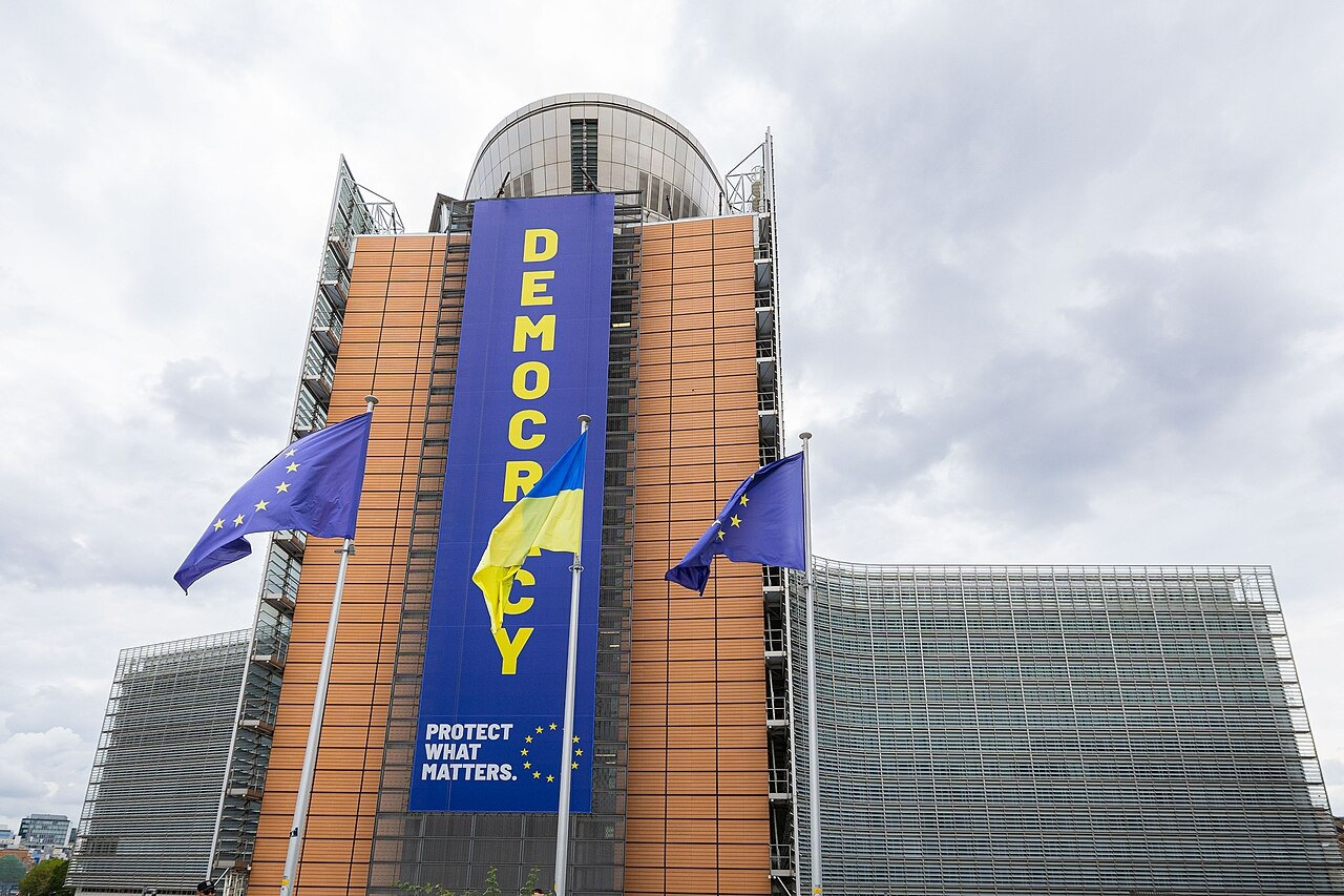 Bandiere europee e ucraine davanti al Berlaymont a Bruxelles, 21 agosto 2026