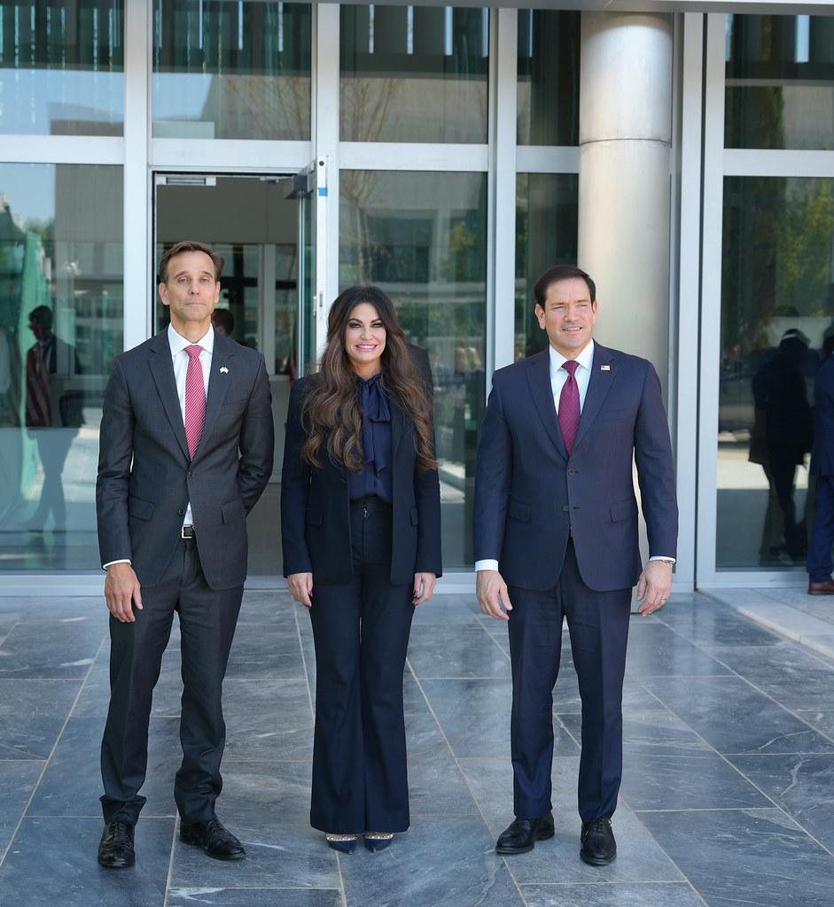 Kimberly Guilfoyle con Marco Rubio e Josh Huck all’ambasciata USA ad Atene, 7 ottobre 2026. Foto di contesto; non raffigura le presunte condotte contestate.