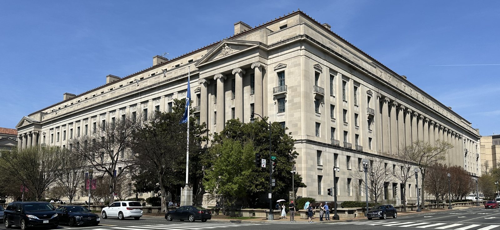 La sede del Dipartimento di Giustizia a Washington, 31 marzo 2026. Foto di contesto; non raffigura gli arresti o i dispositivi sequestrati.