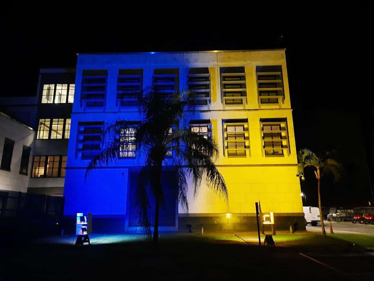 L’ambasciata statunitense a Managua illuminata nei colori ucraini il 28 febbraio 2022. Foto di repertorio; non raffigura il richiamo diplomatico del 2026.