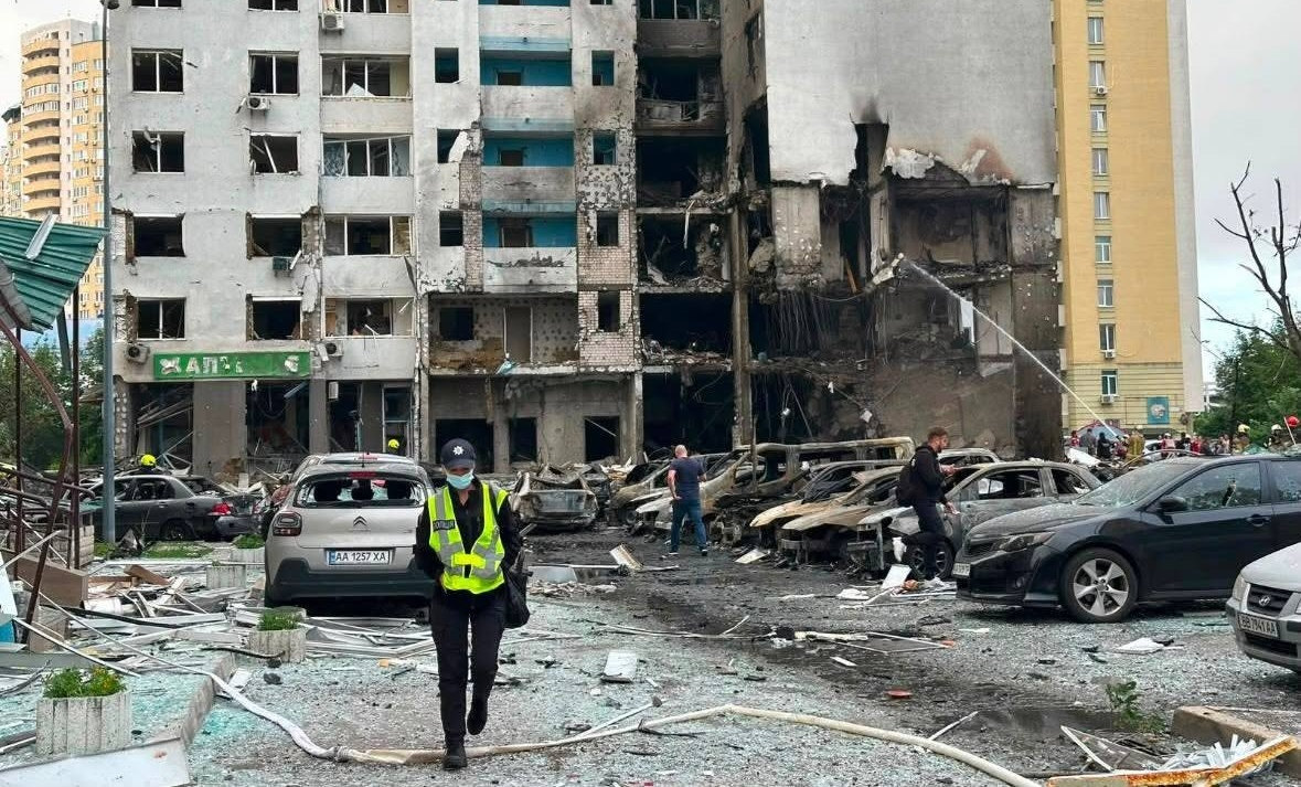 Danni nel distretto Darnytskyi di Kiev dopo l’attacco del 6 luglio 2026. Foto di repertorio: non raffigura gli attacchi del 13–14 ottobre.