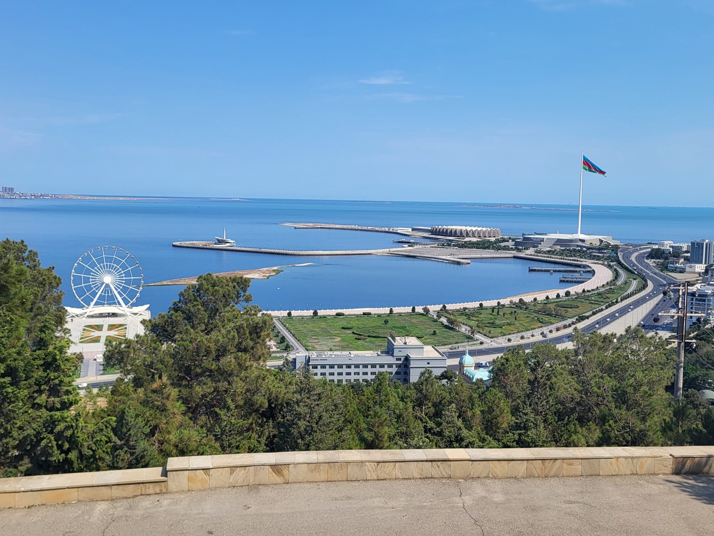 Il lungomare di Baku e il Mar Caspio, 11 agosto 2025. Repertorio.