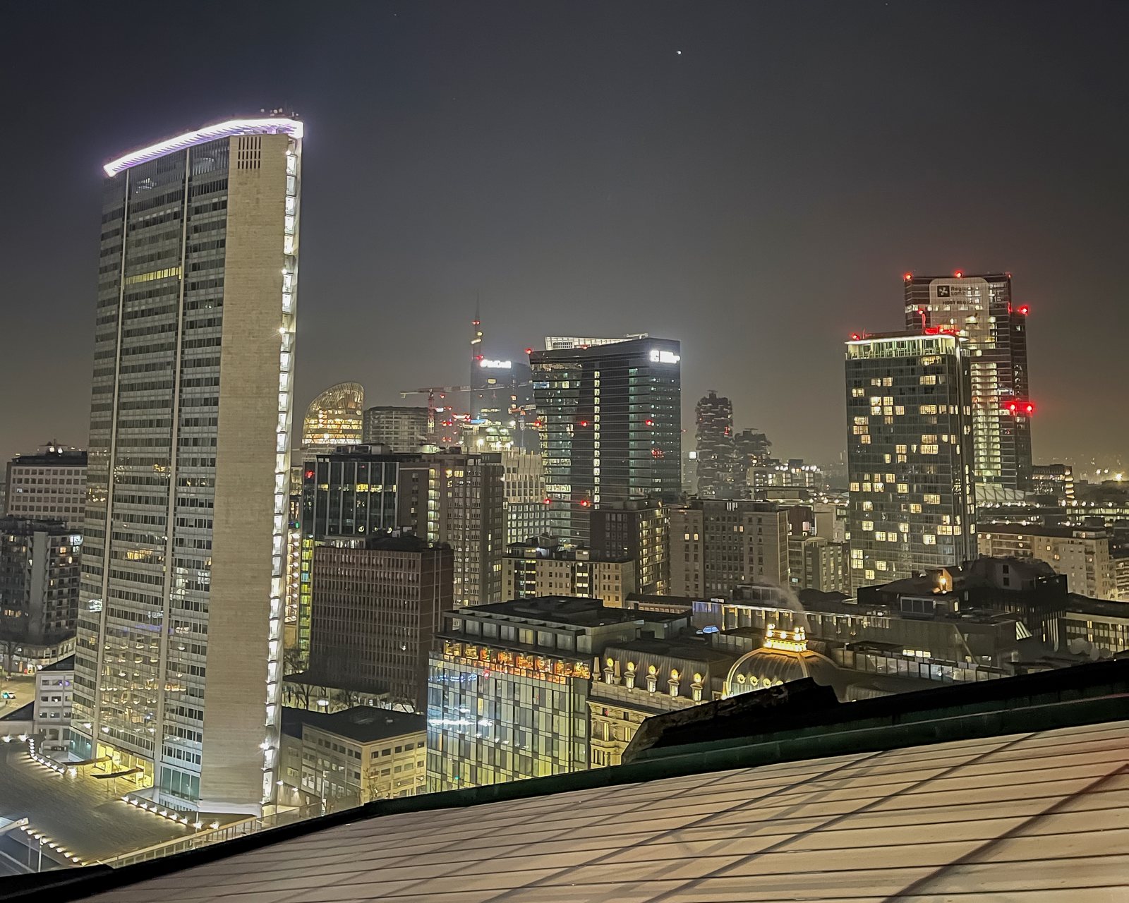 Veduta notturna di Milano dalla Stazione Centrale, con il grattacielo Pirelli e Palazzo Lombardia, 25 gennaio 2024. Fotografia di repertorio.
