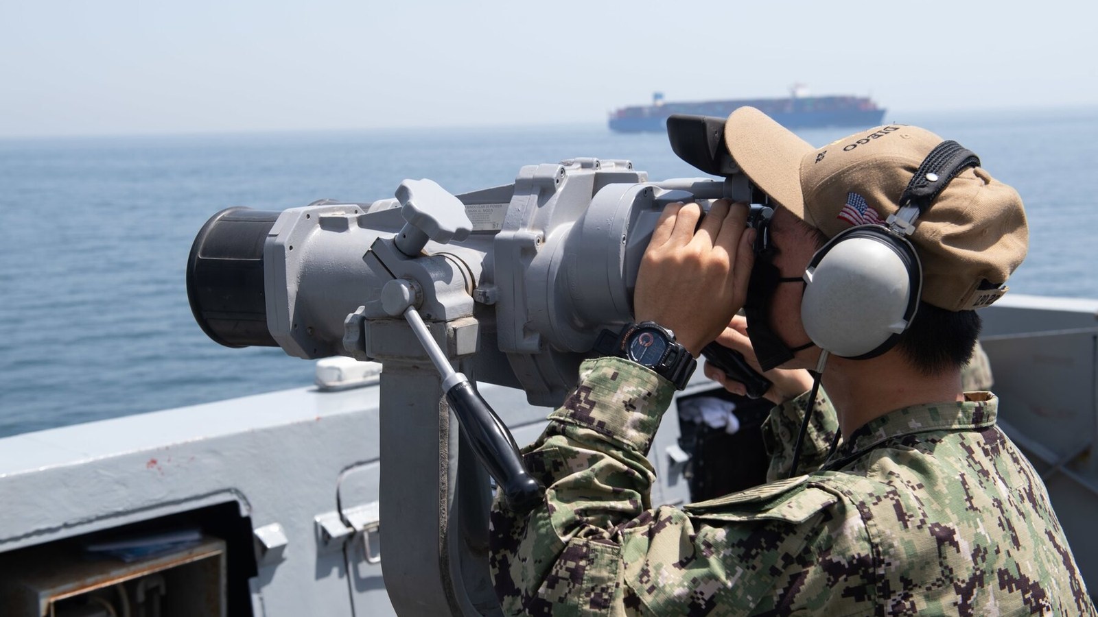 Marinaio statunitense osserva il traffico nello Stretto di Hormuz il 24 marzo 2021. Fotografia di repertorio.