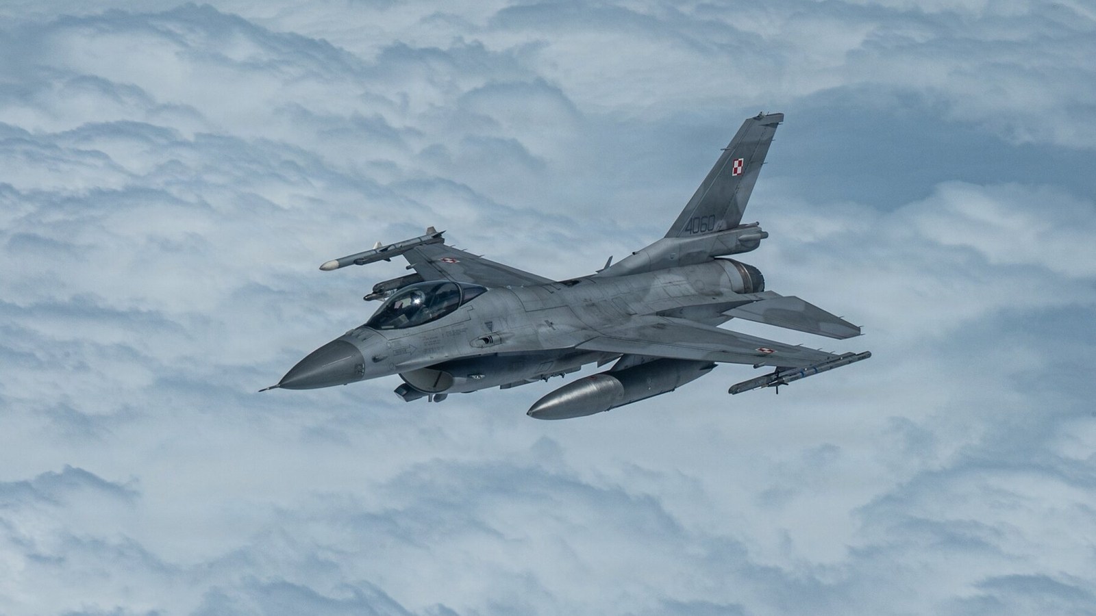 F-16 dell’Aeronautica polacca durante un’esercitazione NATO il 12 giugno 2026. Repertorio, non l’intercettazione romena.