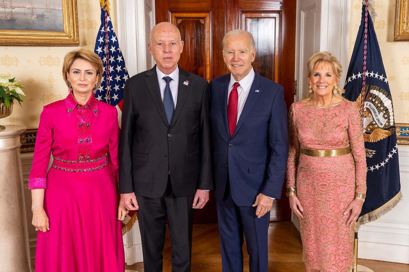 Kais Saied, secondo da sinistra, con Joe Biden alla Casa Bianca il 14 dicembre 2022. Fotografia di repertorio, non della protesta di Tunisi.
