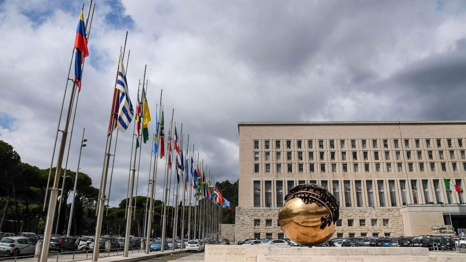 Bandiere davanti alla sede della FAO a Roma. Fotografia di repertorio per la cooperazione economica internazionale.