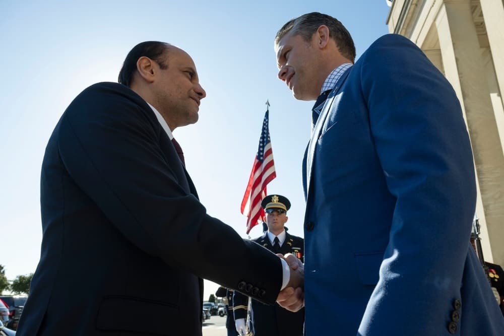 Saoud Al Thani, a sinistra, con Pete Hegseth al Pentagono, 10 ottobre 2025. Repertorio, non il forum di Doha.