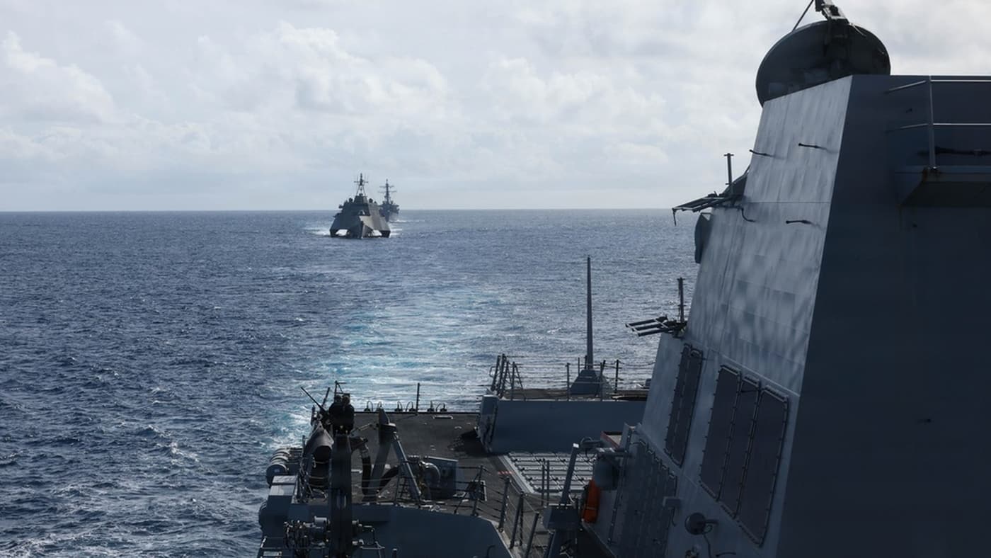 USS Charleston, al centro sullo sfondo, in formazione nel Pacifico nell’aprile 2026. Fotografia di repertorio.