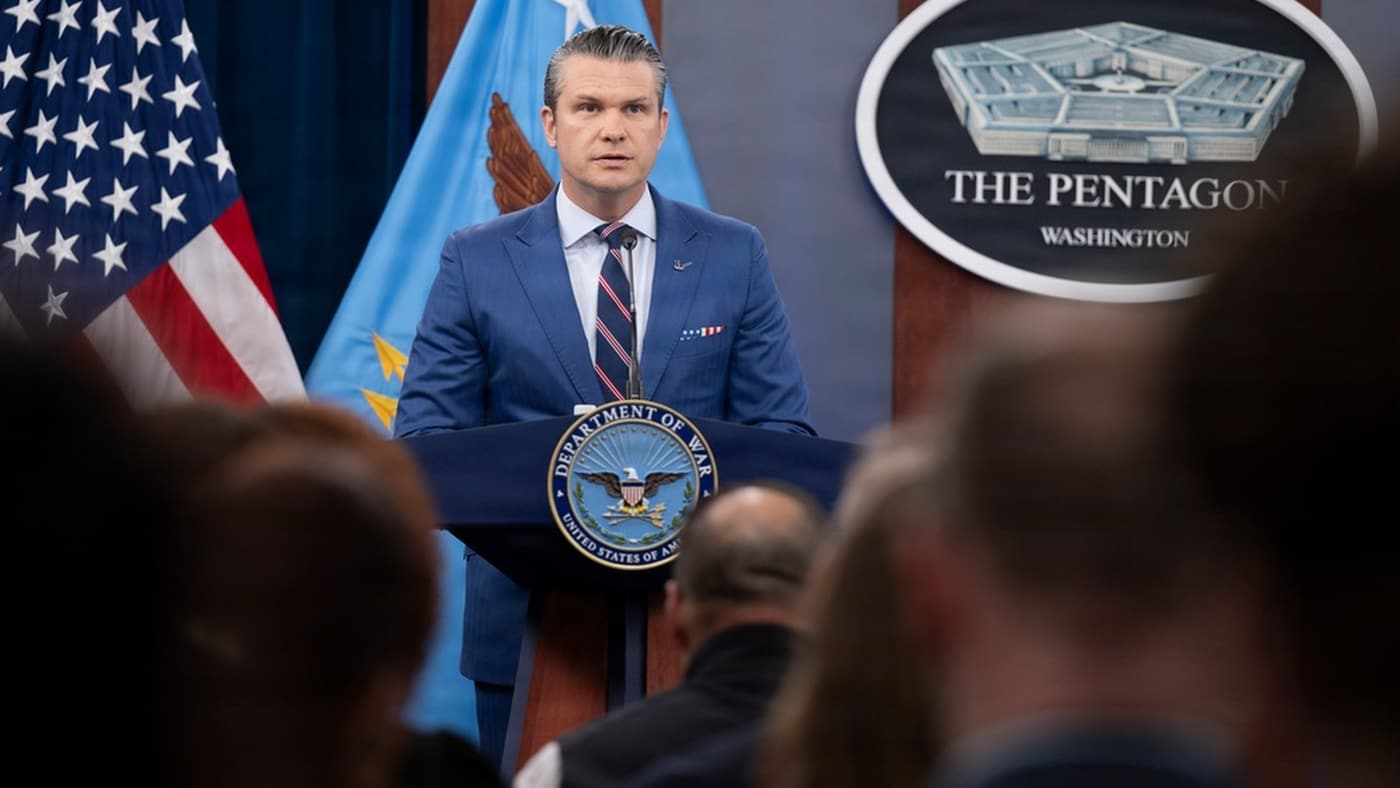 Pete Hegseth durante una conferenza stampa al Pentagono. Fotografia di repertorio.