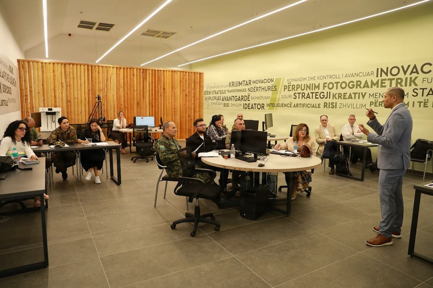 Tirana, 2026. Funzionari civili e militari albanesi durante un incontro sulla difesa cyber. Repertorio, non del dialogo alla Farnesina.
