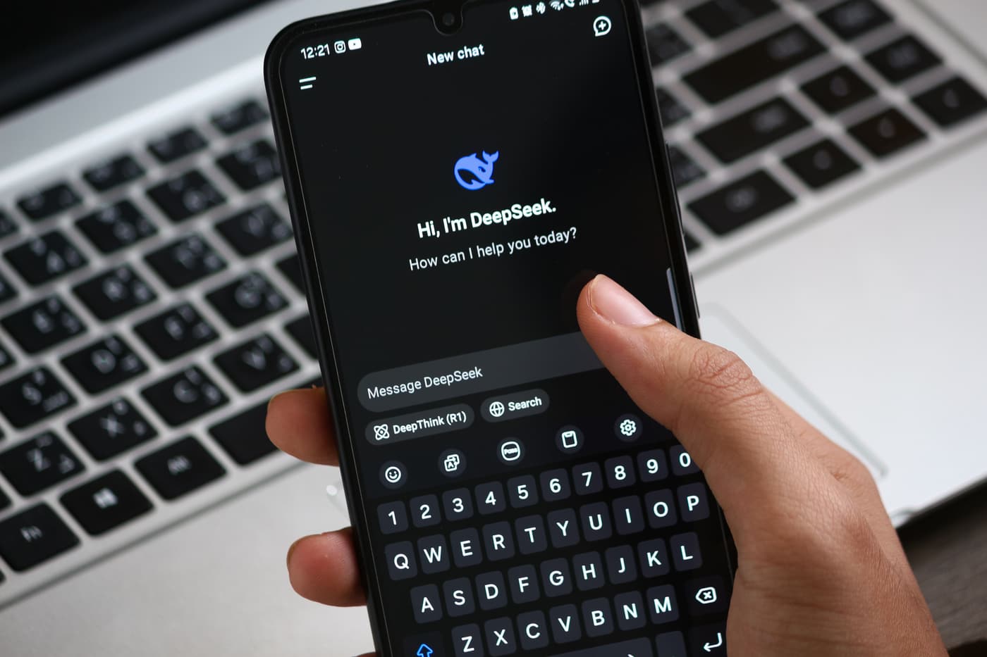 L’app DeepSeek su uno smartphone, 8 febbraio 2025. Fotografia di repertorio, non dell’annuncio del governo americano.