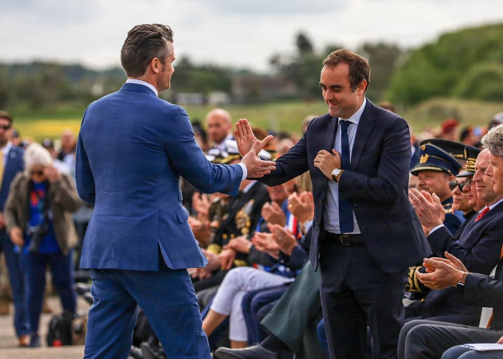 Sébastien Lecornu, a destra, con Pete Hegseth in Normandia, 6 giugno 2025. Repertorio, non dell’annuncio sulle proteste.