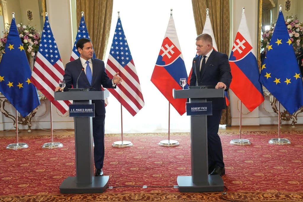 Robert Fico, a destra, con Marco Rubio a Bratislava, 15 febbraio 2026. Repertorio, non della commissione con la Russia.