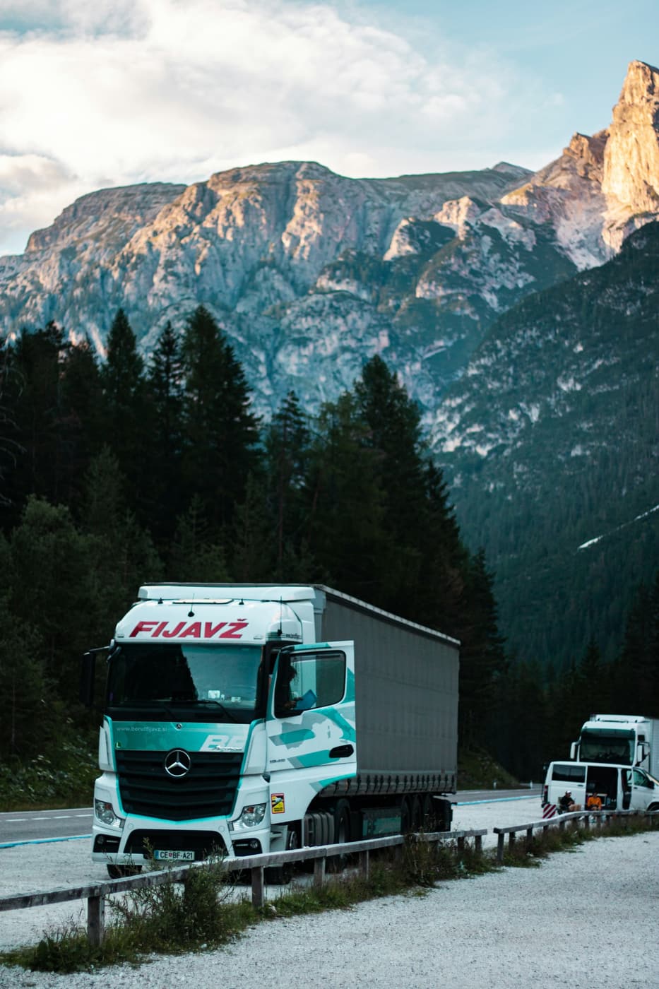 Tir su una strada delle Dolomiti presso Rocca Pietore. Repertorio pubblicato il 2 settembre 2022, non della protesta del 21 ottobre 2026.
