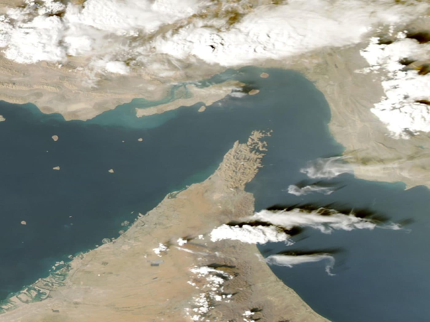 Lo Stretto di Hormuz e la penisola del Musandam osservati da Aqua/MODIS il 21 ottobre 2026. Contesto geografico; non immagini degli attacchi.