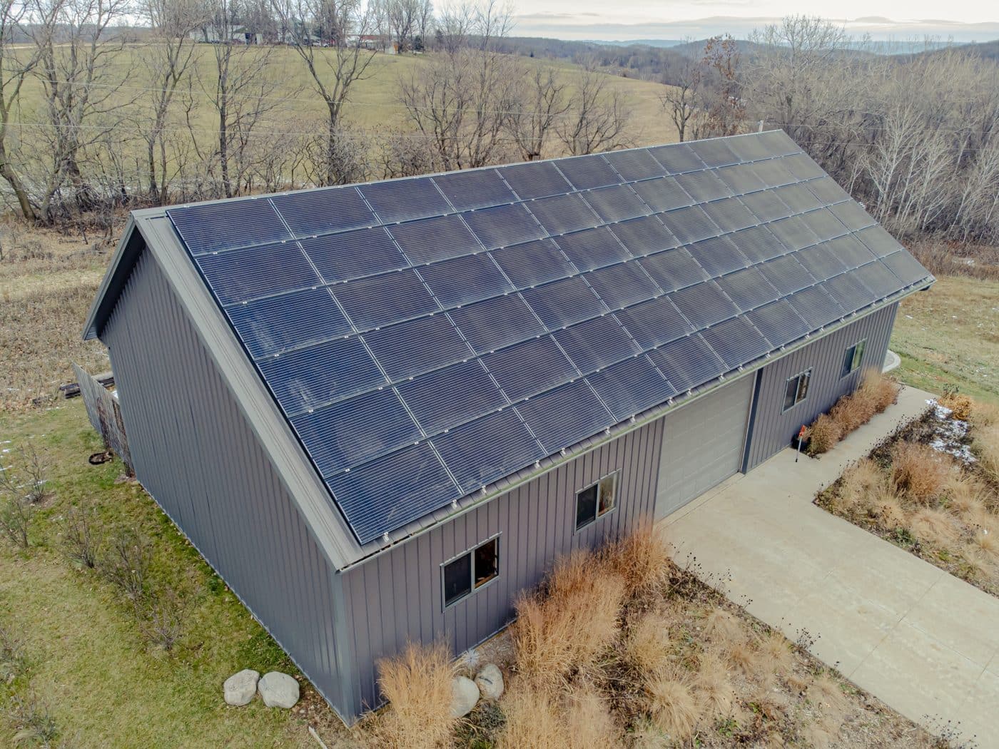 Pannelli fotovoltaici su un tetto negli Stati Uniti, 2 dicembre 2023. Repertorio, non di uno stabilimento Leonardo.