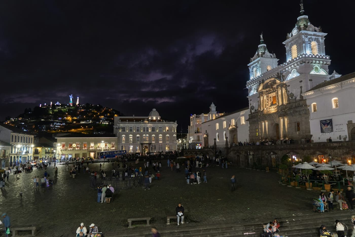 Piazza e chiesa di San Francisco a Quito. Fotografia di repertorio pubblicata il 30 dicembre 2025.