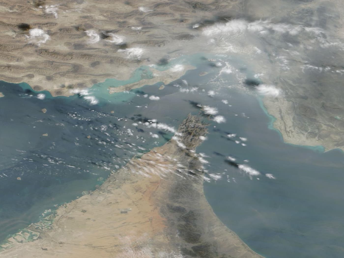 Lo Stretto di Hormuz e la penisola del Musandam osservati dal satellite Terra/MODIS il 23 ottobre 2026.