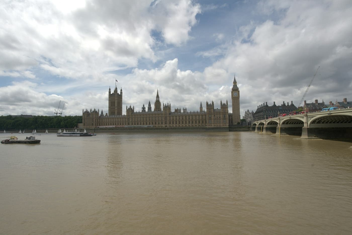 Il Parlamento britannico e Westminster Bridge a Londra. Fotografia di repertorio pubblicata il 30 giugno 2026.